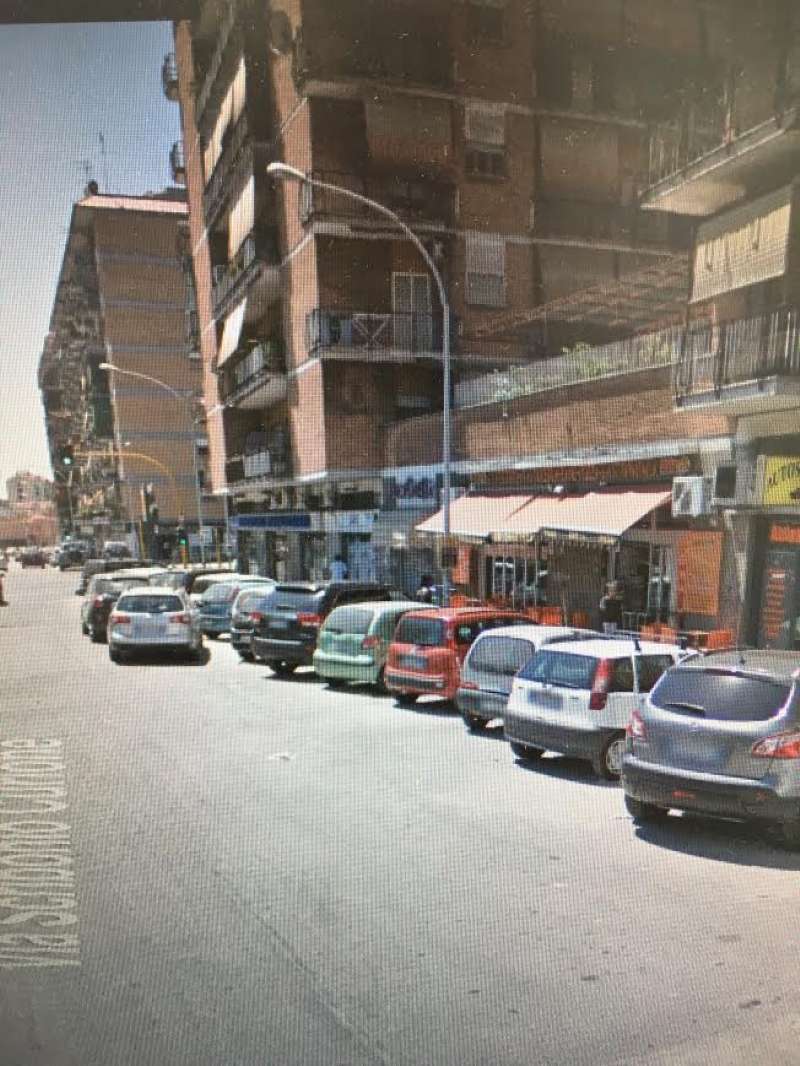 Negozio - Loc.Com. ROMA vendita   Via Scribonio Curione Roberto Tribuzzi