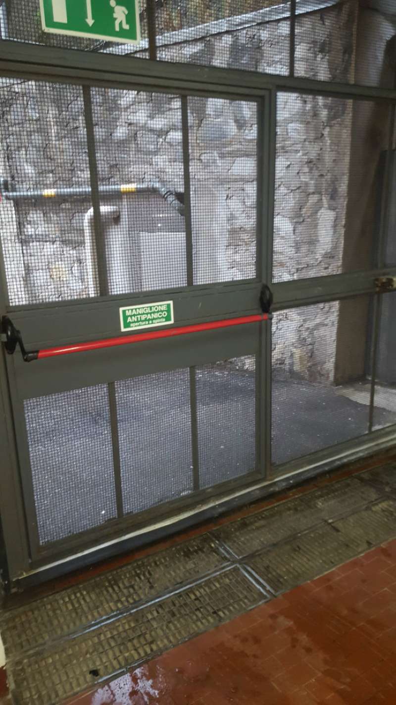 Negozio - Loc.Com. GENOVA vendita  SAN TEODORO bologna PROFESSIONISTI GENOVA