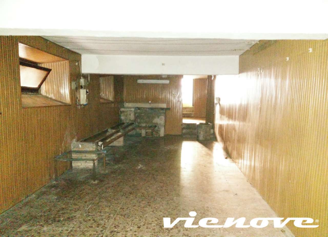 Negozio - Loc.Com. ROMA vendita  ESQUILINO  Santa Croce in Gerusalemme Vienove Servizi Immobiliari