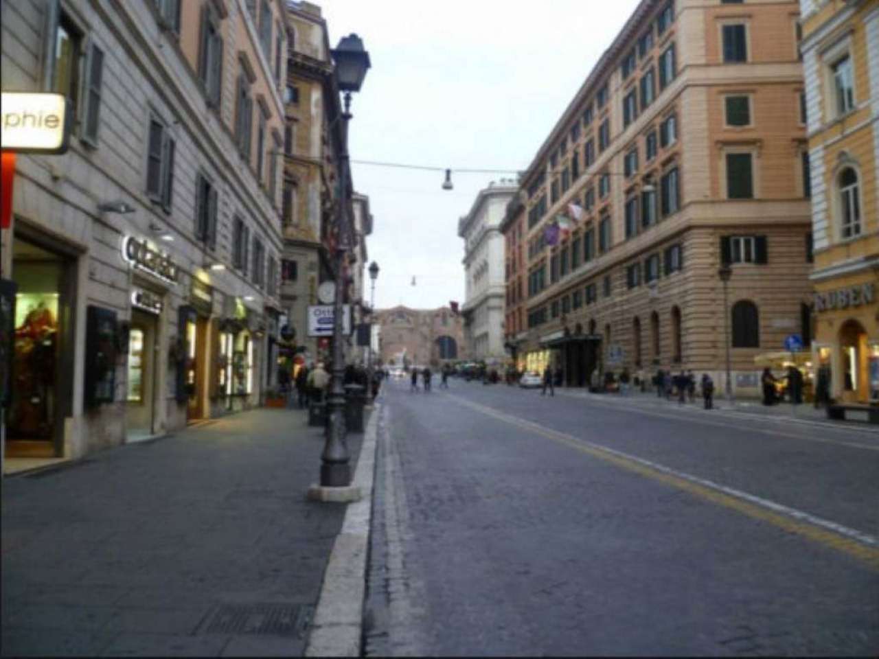 Negozio - Loc.Com. ROMA affitto  Centro storico Via Nazionale Agenzia Immobiliare Mennuni