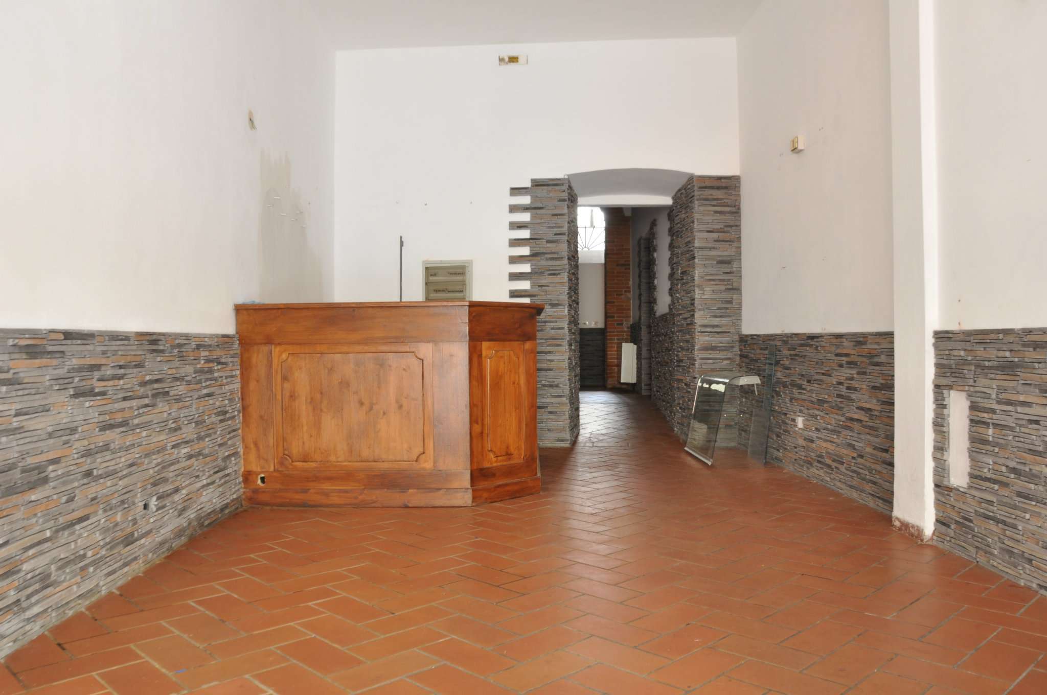 Negozio - Loc.Com. PISTOIA affitto    SAN PAOLO IMMOBILIARE - U.C.A.S. di Lakin E&C