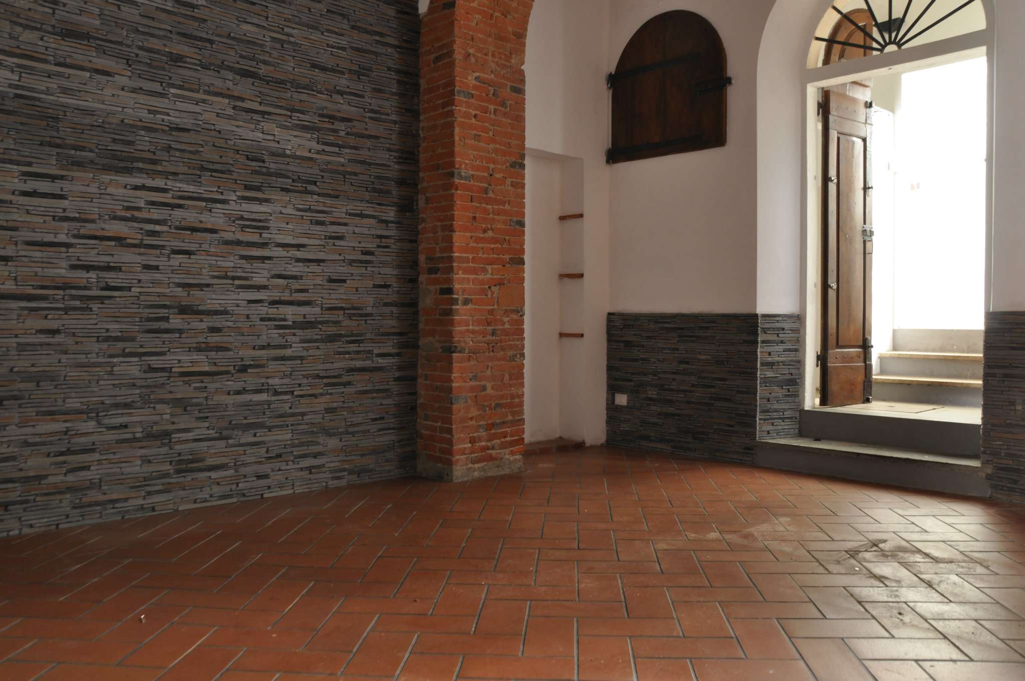 Negozio - Loc.Com. PISTOIA affitto    SAN PAOLO IMMOBILIARE - U.C.A.S. di Lakin E&C