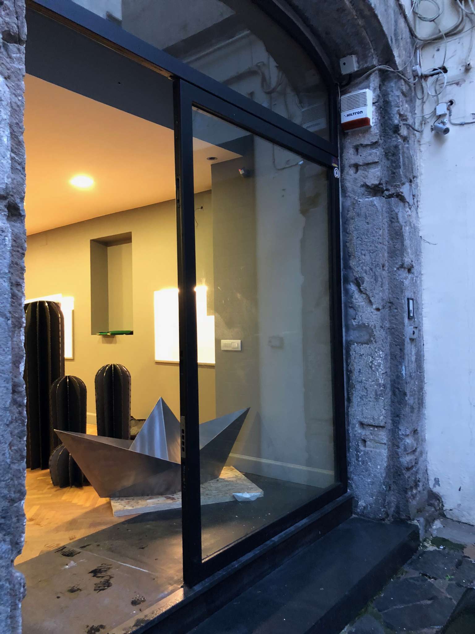 Negozio - Loc.Com. NAPOLI affitto  CHIAIA Calabritto I.P.N. Immobiliare della Provincia di Napoli Srl
