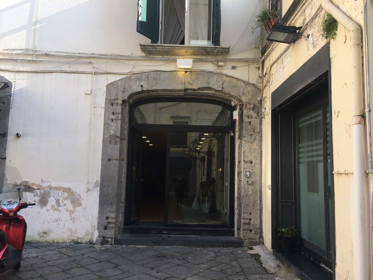 Negozio - Loc.Com. NAPOLI affitto  CHIAIA Calabritto I.P.N. Immobiliare della Provincia di Napoli Srl