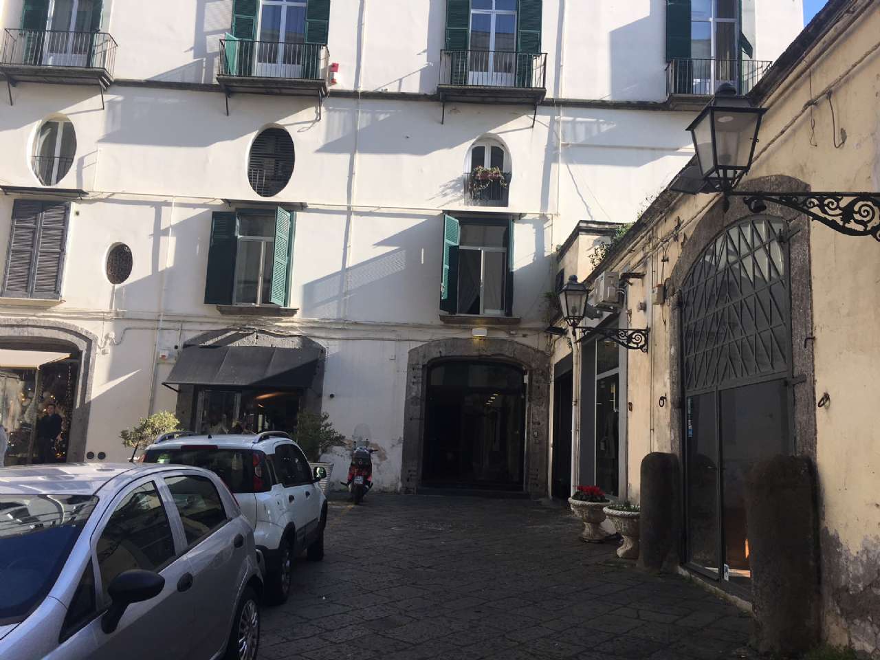 Negozio - Loc.Com. NAPOLI affitto  CHIAIA Calabritto I.P.N. Immobiliare della Provincia di Napoli Srl