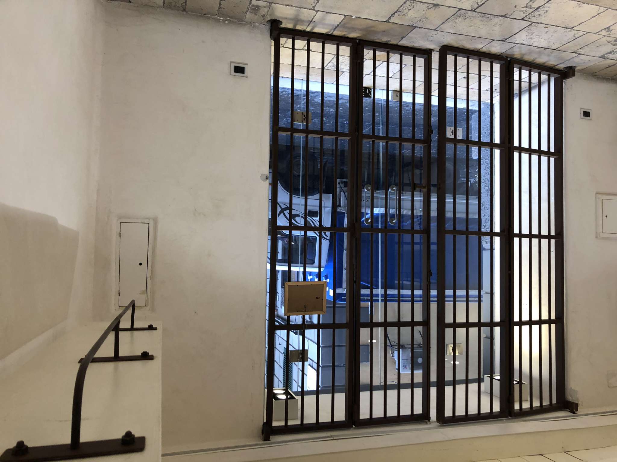 Negozio - Loc.Com. NAPOLI affitto  CHIAIA Giulio Rodinò I.P.N. Immobiliare della Provincia di Napoli Srl