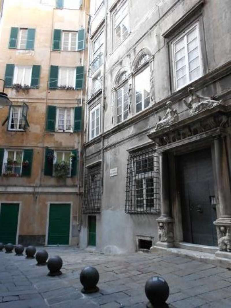 Appartamento GENOVA affitto  CENTRO STORICO Piazza dell'Agnello Living Immobiliare srl
