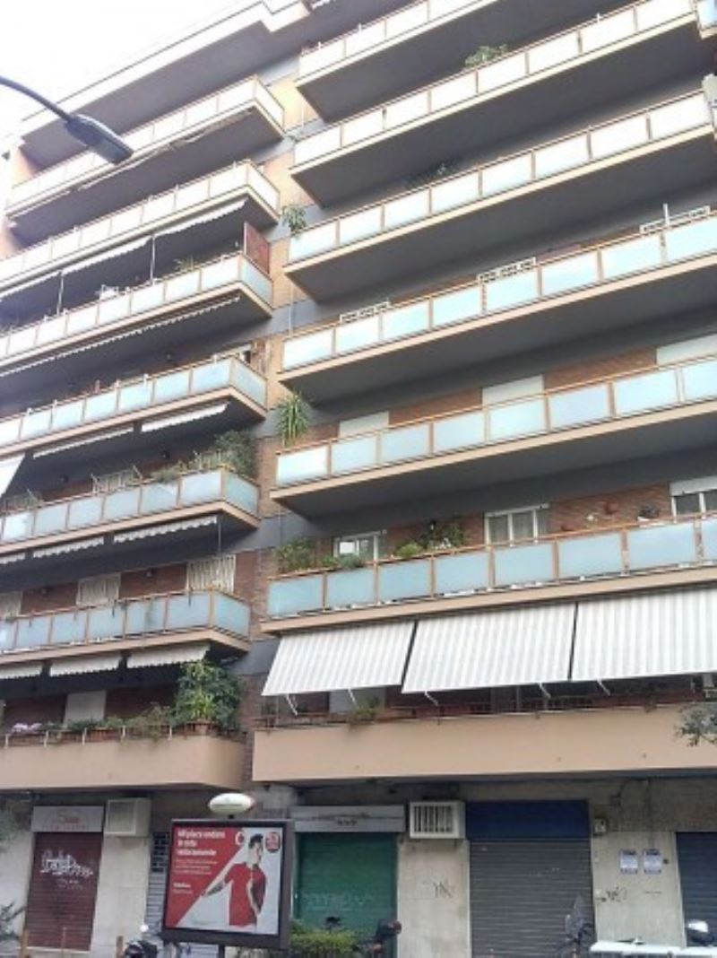 Negozio - Loc.Com. NAPOLI vendita  ARENELLA Domenico Fontana MEDIAWORLD IMMOBILIARE SRL