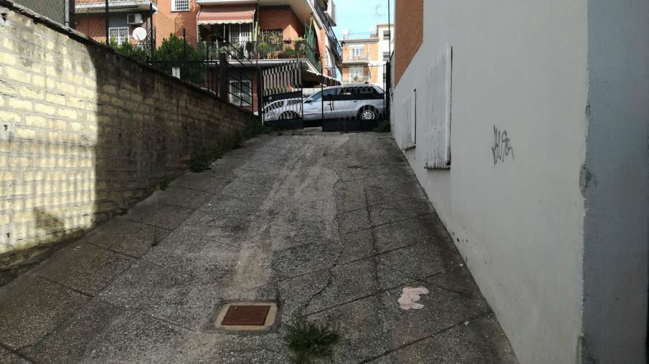 Negozio - Loc.Com. ROMA affitto  FINOCCHIO del fosso di santa maura Agenzia Regilla Immobiliare s.a.s.