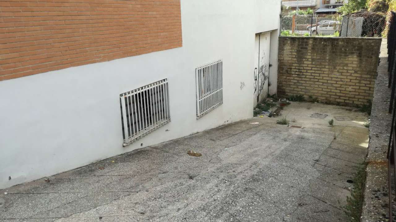 Negozio - Loc.Com. ROMA affitto  FINOCCHIO del fosso di santa maura Agenzia Regilla Immobiliare s.a.s.