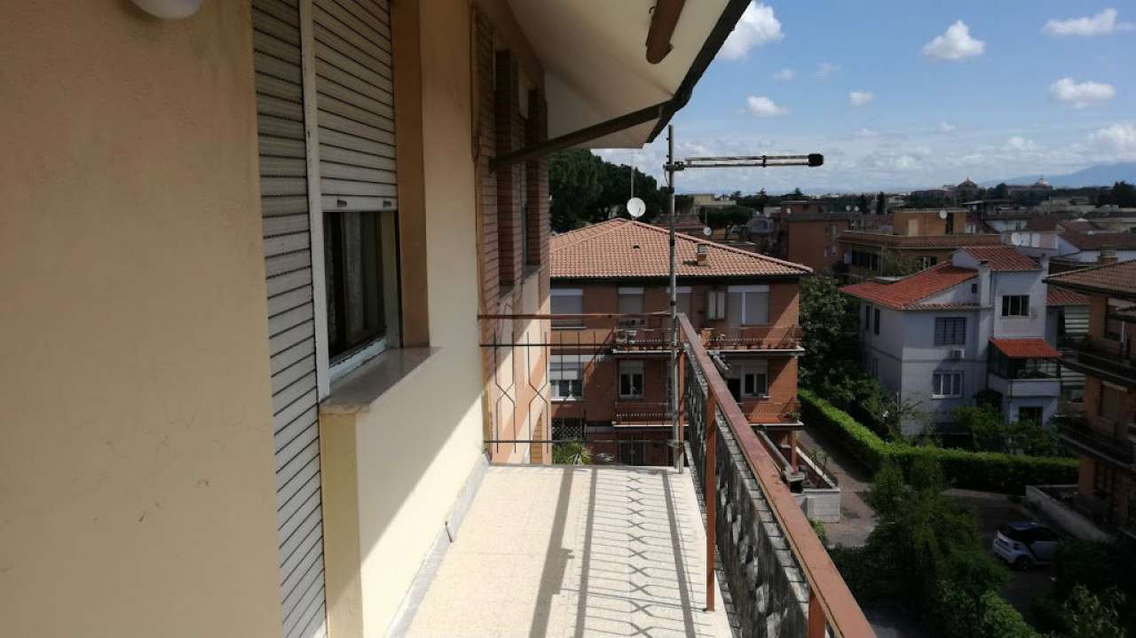 Appartamento ROMA vendita  QUARTO MIGLIO Sisinnio Agenzia Regilla Immobiliare s.a.s.