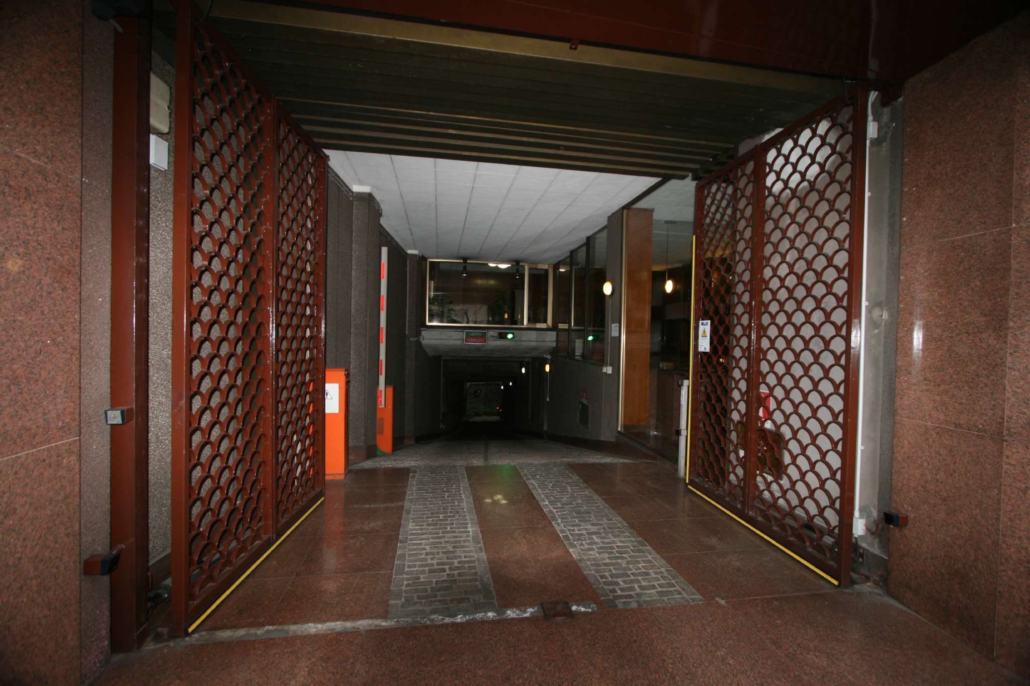 Box auto - Posto auto MILANO affitto  FIERA  White House Milano