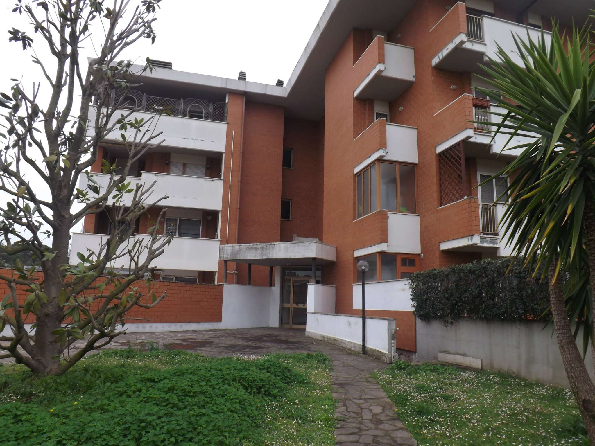  roma affitto quart: laurentina rv immobiliare