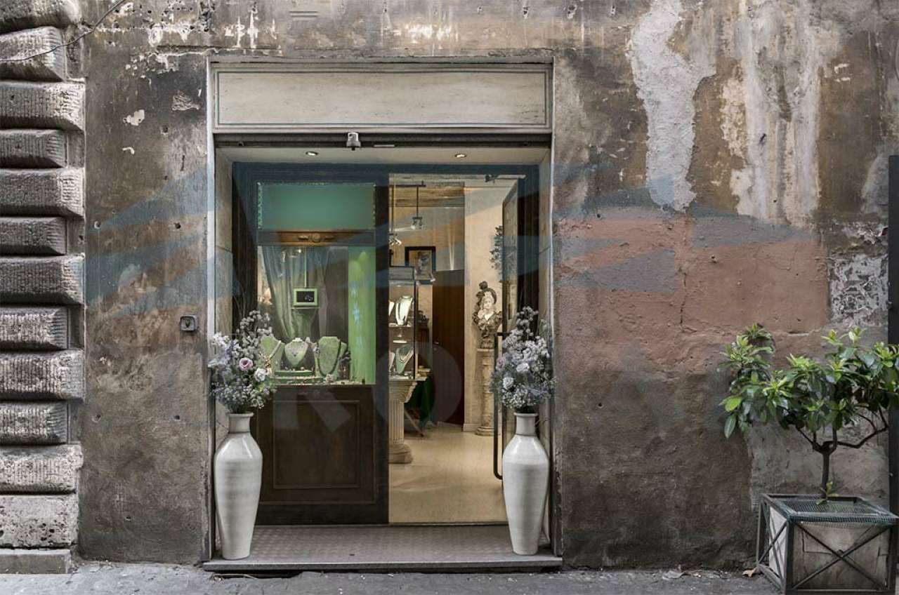 Negozio - Loc.Com. ROMA vendita  Centro storico dei Coronari STUDIO IMMOBILIARE CORONARI SRL