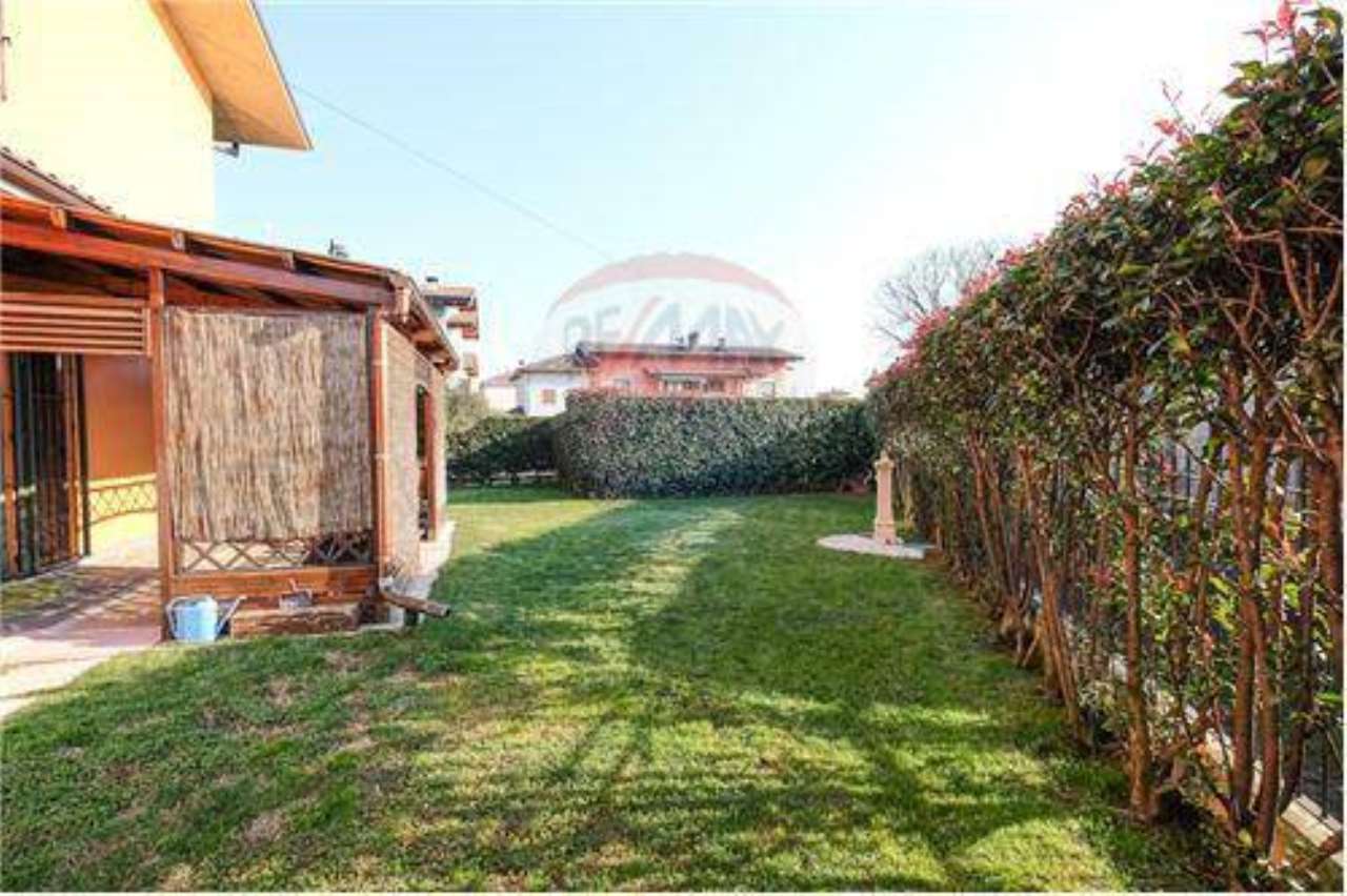 Villa Affiancata - Schiera MADONE vendita    RE/MAX Expo