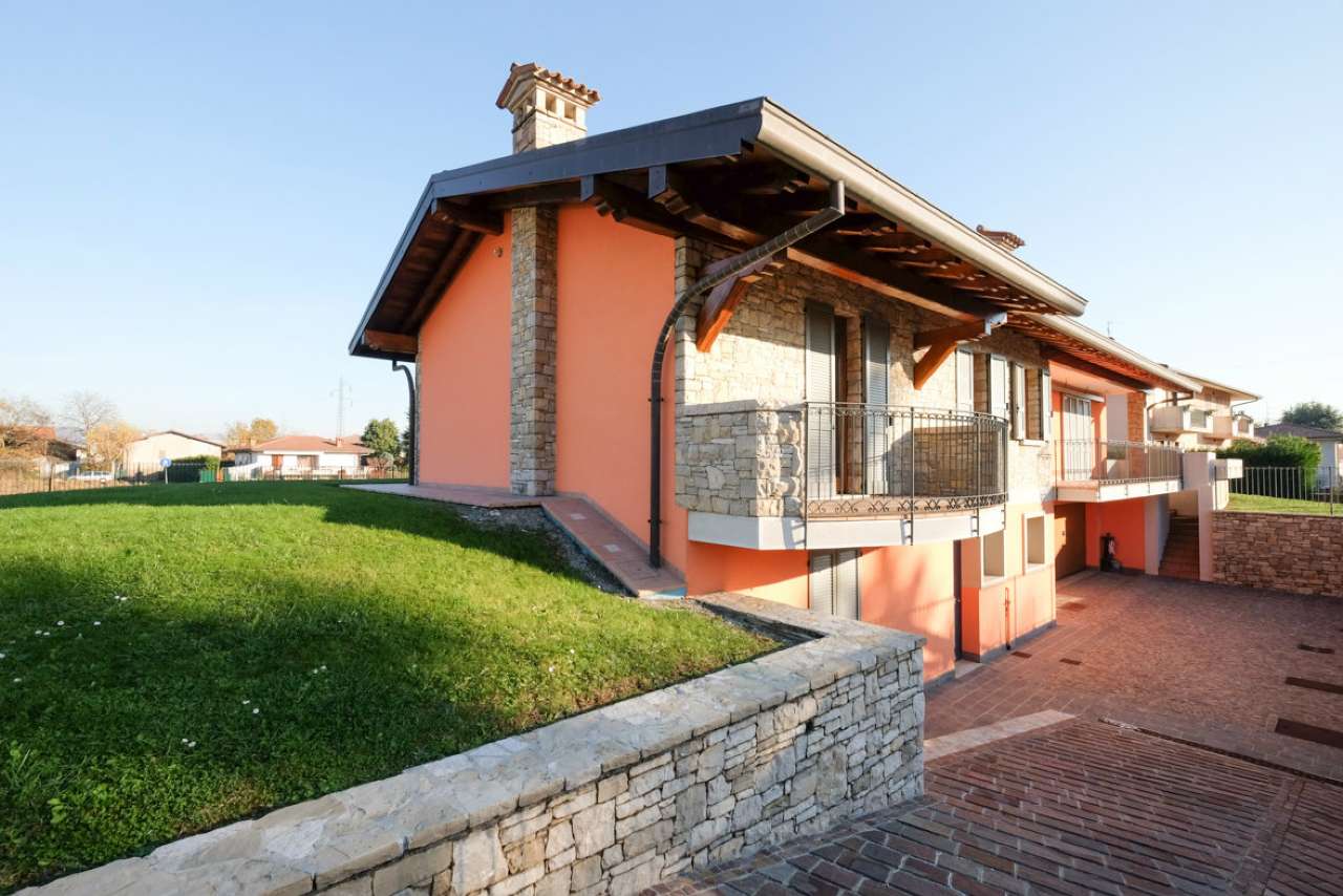 Villa Trifamiliare MAPELLO vendita   Giacomo Manzu' RE/MAX Expo