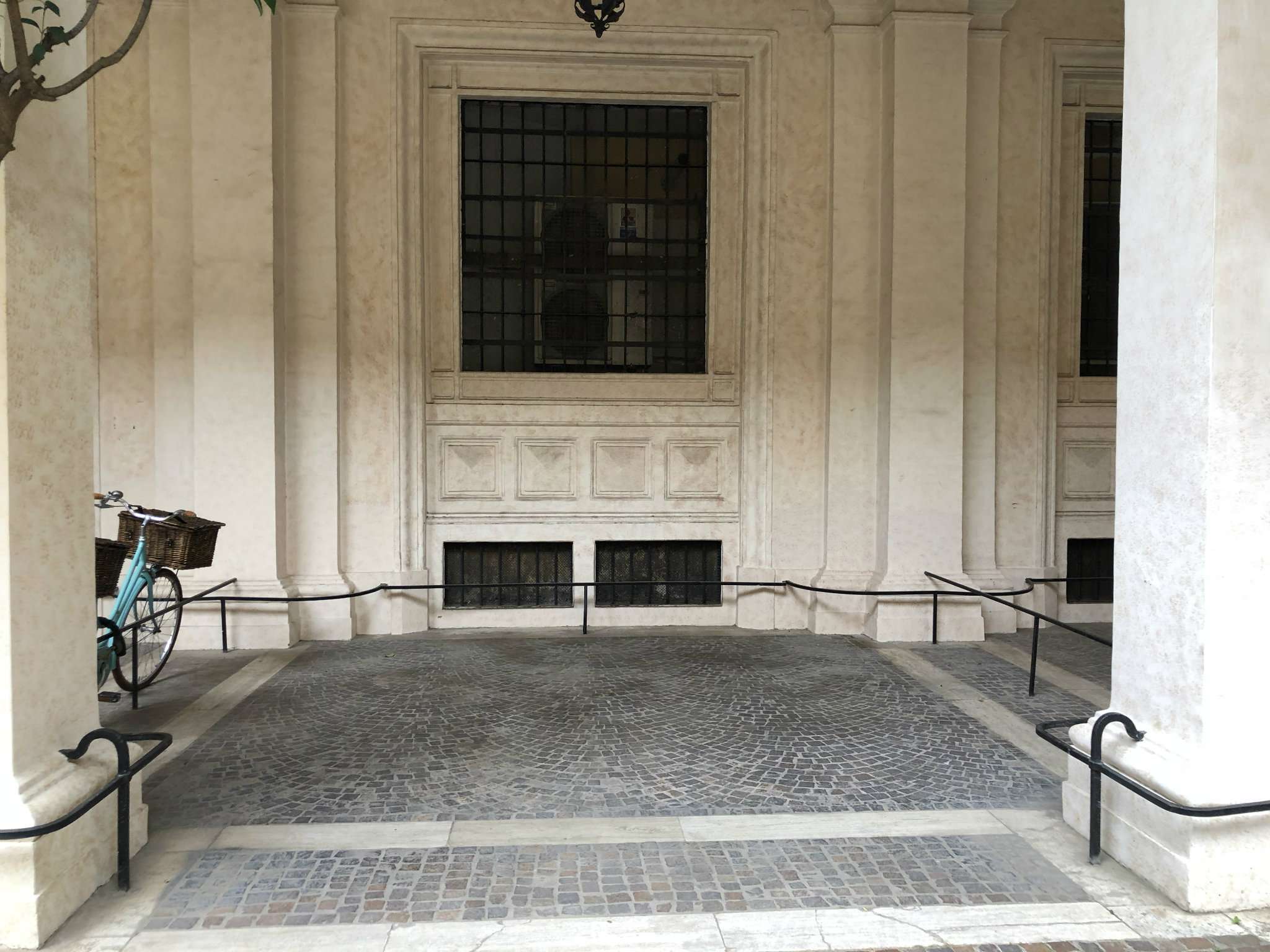 Box auto - Posto auto ROMA affitto  Centro storico  Gregoriana Immobiliare