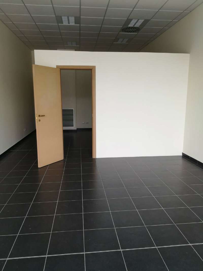 Negozio - Loc.Com. PRATO affitto  ZARINI  Studio Immobiliare Bresci